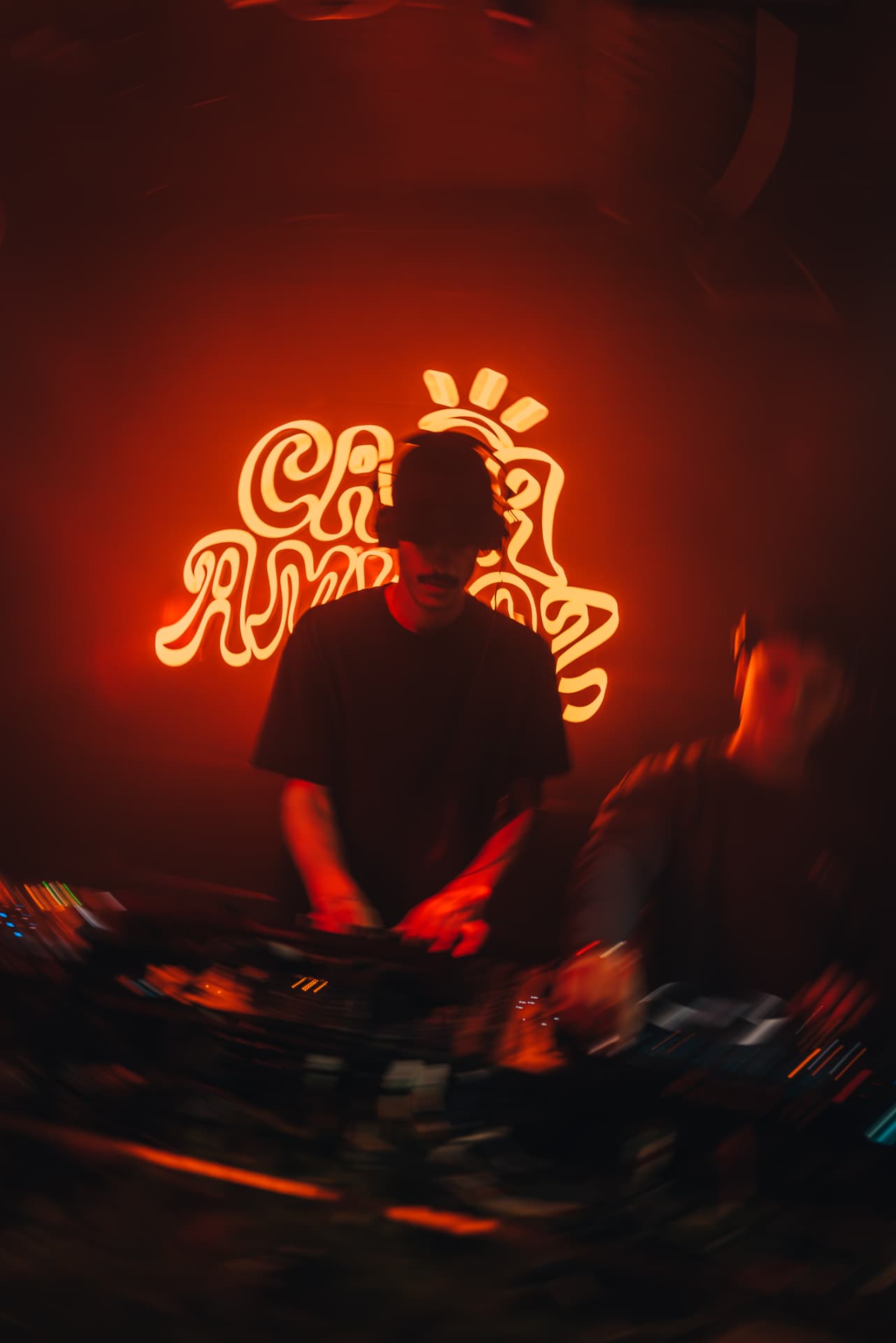 CASA AMIGOZ Neon-Schriftzug hinter dem DJ auf einer vergangenen Party in Zürich