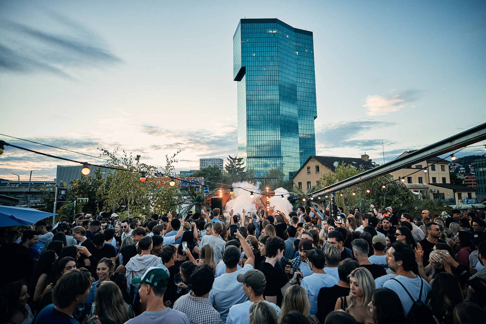 Volle CASA AMIGOZ Rooftop Party vor der Zürcher Skyline