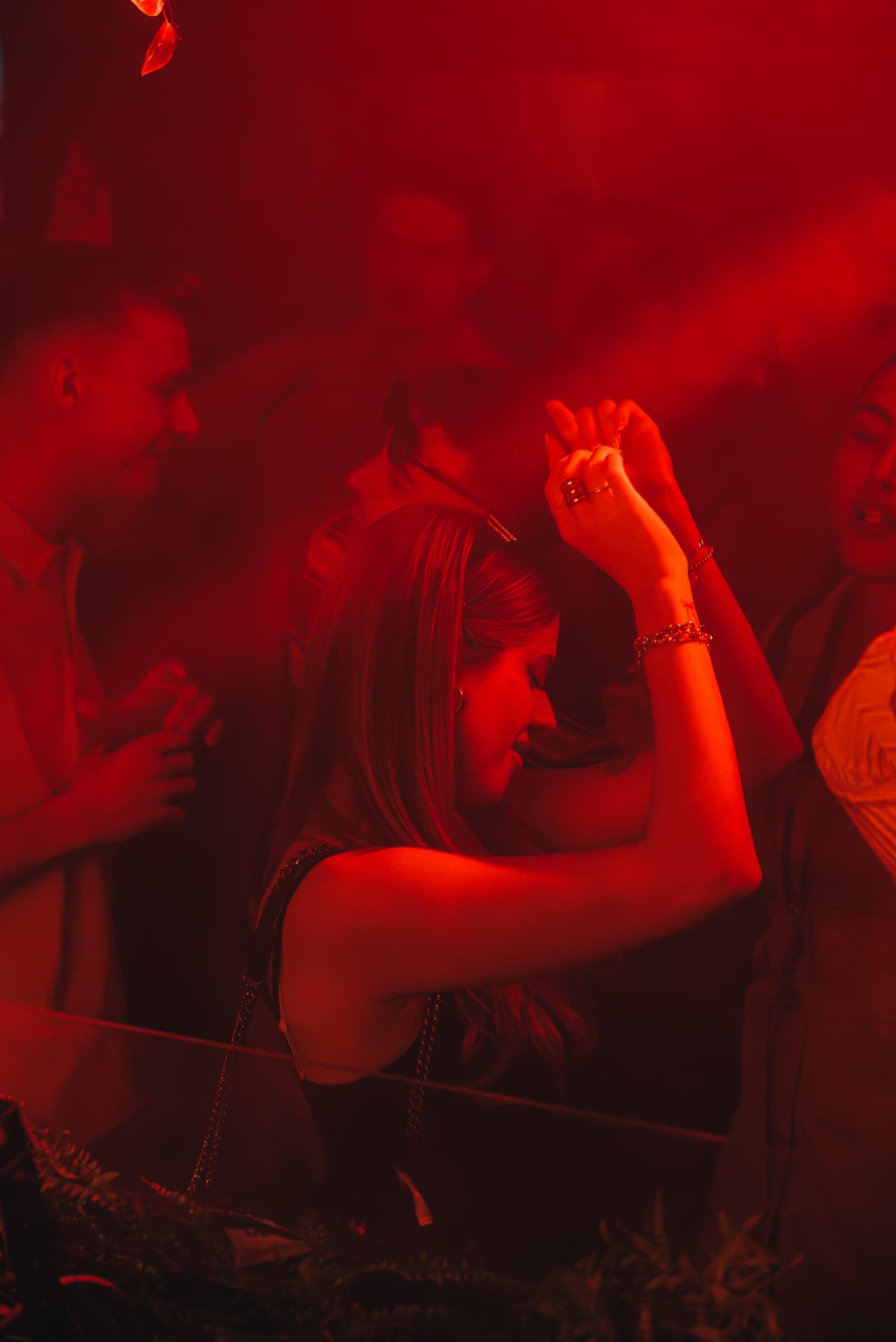 Tanzende Gäste im roten Licht auf einer vergangenen CASA AMIGOZ Party
