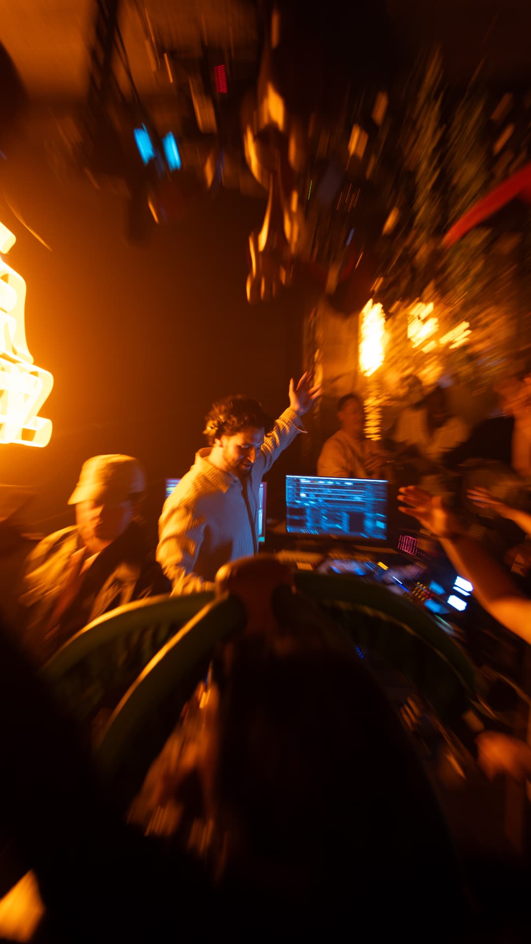 DJ-Set vor dem CASA AMIGOZ Neon-Logo