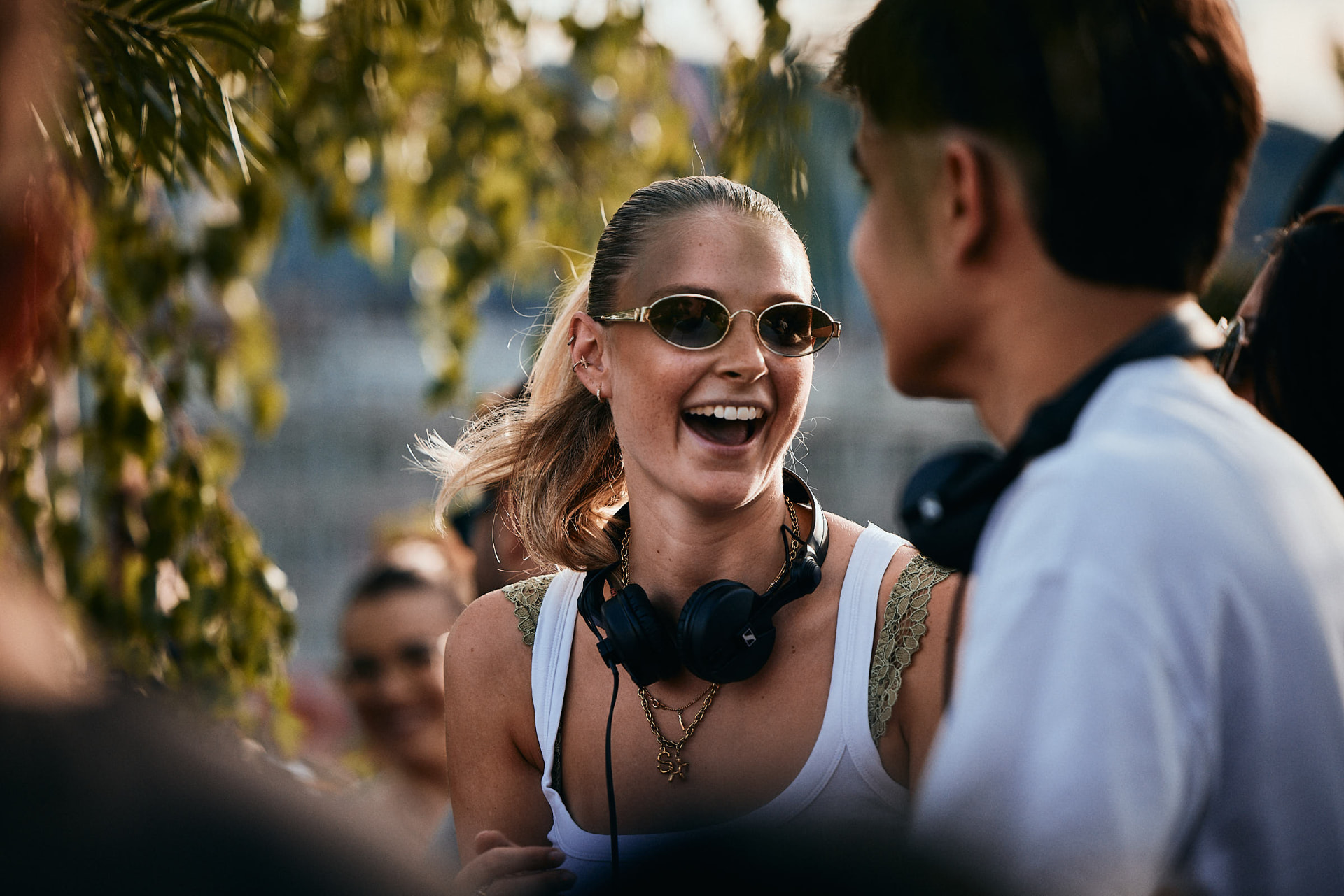 Lachende DJ bei einem CASA AMIGOZ Rooftop Event