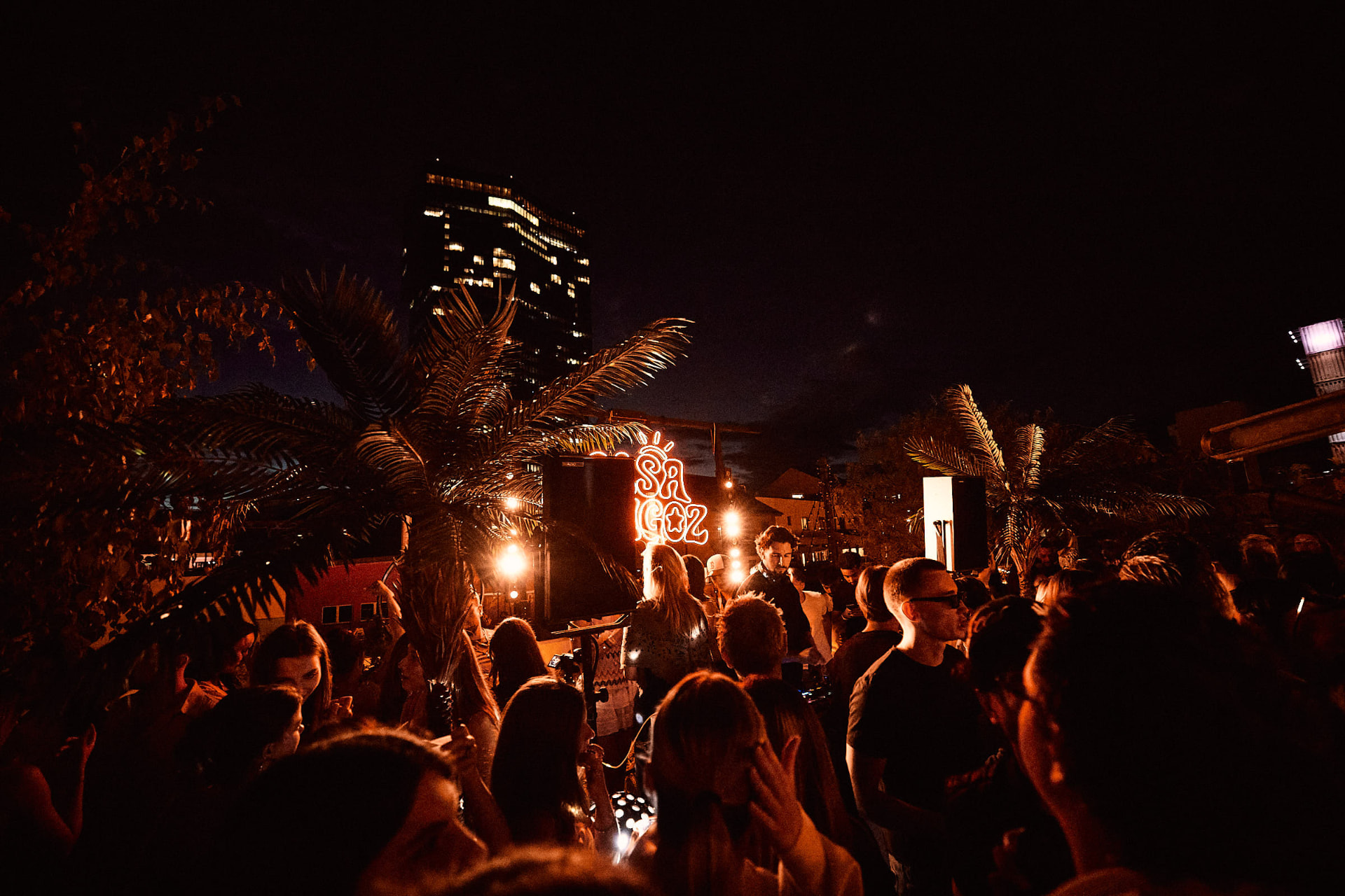 CASA AMIGOZ Rooftop Party bei Nacht