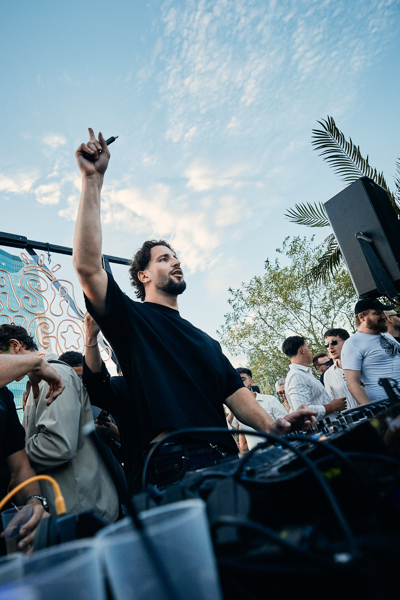 DJ am Pult bei einem CASA AMIGOZ Rooftop Event